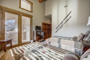 ein Schlafzimmer mit einem Bett und einem TV. in der Unterkunft Mont Cervin 32 by AvantStay Ski In Ski Out Home in Silver Lake Village w Hot Tub in Park City