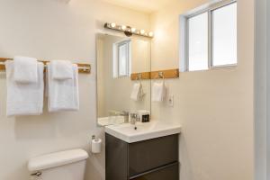 La salle de bains est pourvue d'un lavabo, de toilettes et d'un miroir. dans l'établissement Chickaree by AvantStay A-Frame w Mountain Views, à Tahoe City