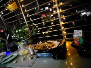 a view of a window with a table with food on it at 蟲鳴鳥叫 in Hsiao-p'ing-ting