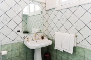 Et badeværelse på Le Grazie + 15 billeder