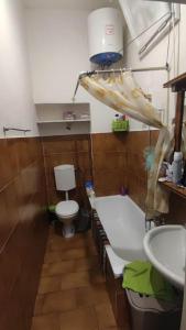 a bathroom with a tub and a toilet and a sink at Casa nel cuore di Firenze. in Florence