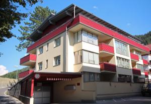 a building with a red roof at Ski-In/Ski-Out Appartements Augasse by Schladming-Appartements in Schladming