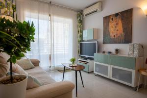 Μια τηλεόραση ή/και κέντρο ψυχαγωγίας στο AT018 Atico con piscina, airco, a 5min de la playa