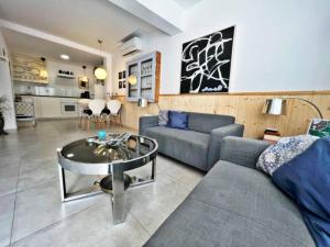 a living room with a couch and a table at Casa Independiente céntrica con encanto in Fuengirola
