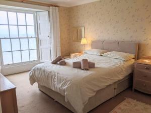 um quarto com uma cama grande com duas toalhas em 2 Bed in Tenby FB164 em Tenby