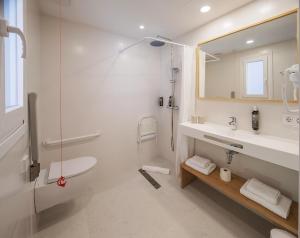 La salle de bains est pourvue d'un lavabo, d'une douche et de toilettes. dans l'établissement HOTEL BINI, à Porto Cristo