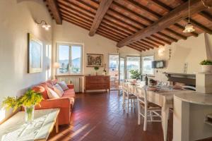 een woonkamer met een bank en een tafel bij Casa Amedeo in Lucca