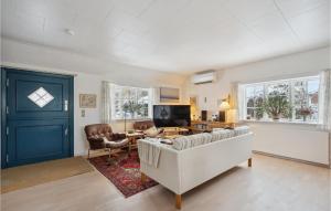 ein Wohnzimmer mit einem Sofa und einem TV in der Unterkunft Cozy Home In Fan With Kitchen in Fanø
