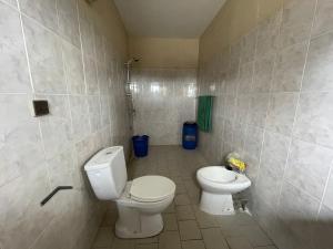 a bathroom with a toilet and a bidet at Studio cosy avec vaste terrasse in Cotonou +8 photos