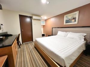 Postel nebo postele na pokoji v ubytování Hallmark Express Hotel