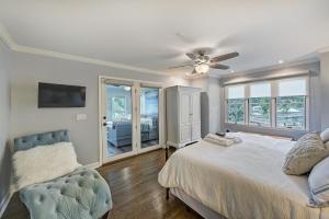 a bedroom with a bed and a ceiling fan at A Frame of Mind by AvantStay Private Dock View in Lake Norman of Catawba