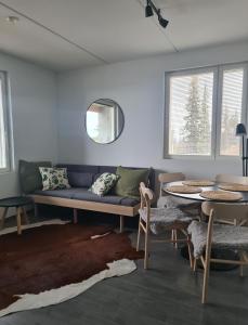 sala de estar con sofá y mesa en Polar Charm A en Ylläs