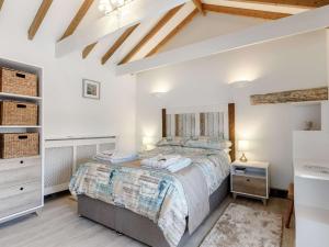 1 dormitorio con 1 cama grande y paredes blancas en 1 Bed in Widemouth Bay 81124, en Poundstock