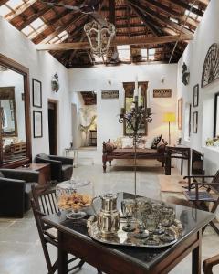 una sala de estar con una mesa con comida. en Lua Cheia Villas Sadoxlem en Canacona