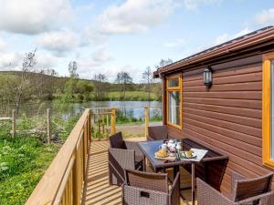 une cabine avec une terrasse dotée d'une table et de chaises dans l'établissement 2 bed property in Totnes 82871, à South Brent