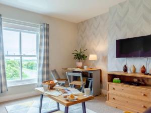 a living room with a desk and a tv at 2 Bed in Kilnsea 83428 