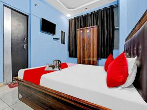 Een bed of bedden in een kamer bij OYO Flagship Hotel Shivnath