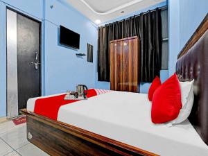 Letto o letti in una camera di OYO Flagship Hotel Shivnath