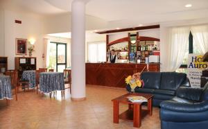 Ο χώρος του lounge ή του μπαρ στο Hotel Villaggio Aurora