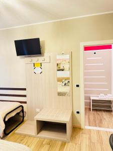 TV a/nebo společenská místnost v ubytování Smart House Rooms Central Luxury