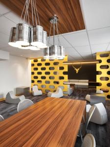 a conference room with a wooden table and chairs at ZUM Auberge d'été - Université de Montréal in Montreal