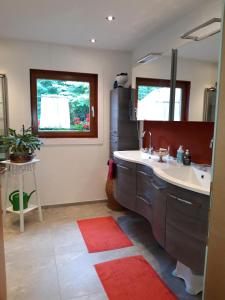 ein Bad mit einem Waschbecken und einem Spiegel in der Unterkunft Casa Picca & Lotta in Radenthein