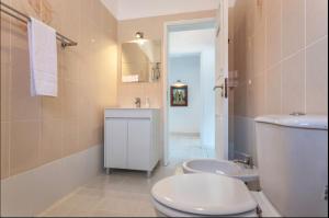 y baño con aseo y lavamanos. en BLife Aerya private rooms en Faro