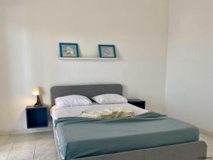 un letto in una camera da letto con due immagini sul muro di BLife Aerya private rooms a Faro