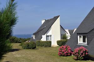 a house with pink flowers in front of it at VVF Belle-Île-en-Mer in Le Palais