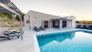 Πισίνα στο ή κοντά στο Marina Luxury Villa Cretevasion