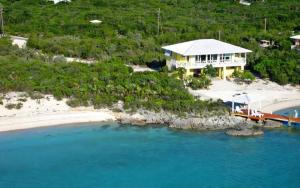 Staniel Cay的住宿－Sea Smile，海滩上房屋的空中景致