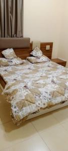 En eller flere senge i et værelse på Amazing 1BR Apt at silicon oasis Dubai for family