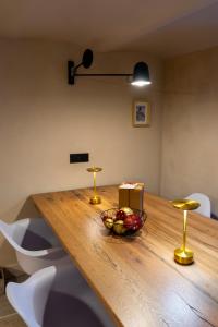 - une table en bois avec un bol de fruits dans l'établissement MALU' Exclusive Retreat, à Pescocostanzo