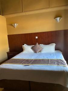 Tempat tidur dalam kamar di Madiba Inn