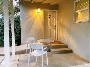 een tafel en twee stoelen op een veranda met een deur bij Private House in Sacramento.Only 2mins to Freeway. in Sacramento