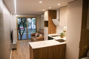 a kitchen and living room with a couch at Suite JC1 CHIC in Murcia