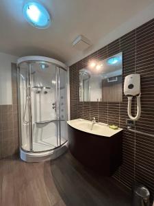 La grande salle de bains est pourvue d'une douche et d'un lavabo. dans l'établissement Jolly Resort & Spa, à Ponte di Legno