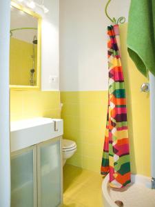 bagno con lavandino e tenda doccia di B&B Alcione a Pescara