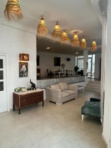 Ein Sitzbereich in der Unterkunft Dar Yessine Boutique Hôtel