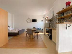 een keuken en een woonkamer met een tafel en stoelen bij Apartment Tomas in Novigrad Istria
