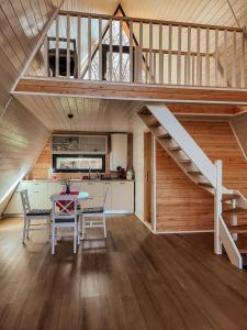 una cocina y comedor con una escalera en una casa en Aret House, en Avrig