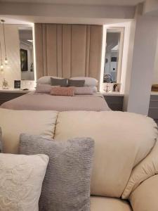 ein Wohnzimmer mit 2 Betten und einem Sofa in der Unterkunft Luxury Suite in BF Homes in Manila