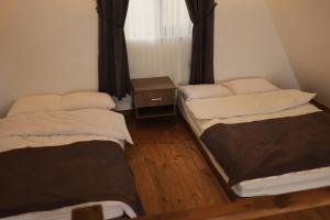 two beds in a small room with a window at Lara Bungalow Suit in Perşembe