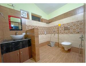 y baño con lavabo y aseo. en Kings Cottage, Bhimtal, en Bhimtal