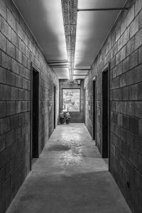 un pasillo vacío en un edificio con una pared de ladrillo en Kazuo520 - Studios Industriais Confort en Londrina