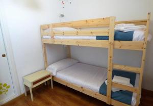 Cette petite chambre comprend 2 lits superposés et une table. dans l'établissement Vistas al Puerto, à La Vila Joiosa