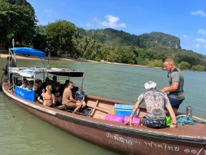 un grupo de personas en un barco en el agua en Koh Mook Garden Beach Resort, en Ko Mook
