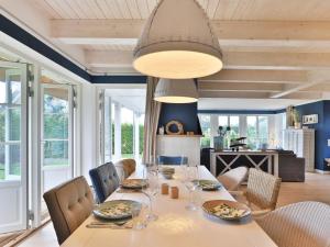 a dining room with a table and chairs at Nantucket Blue in Groß Schwansee