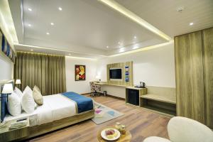 una camera d'albergo con letto e scrivania di Cygnett Style Ganga a Jaipur
