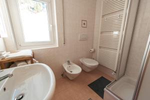 a bathroom with a sink and a toilet and a shower at Felda Appartements in Lappago